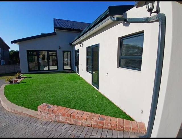 4 BEDROOM HOUSE FOR SALE IN STILBAAI-WES